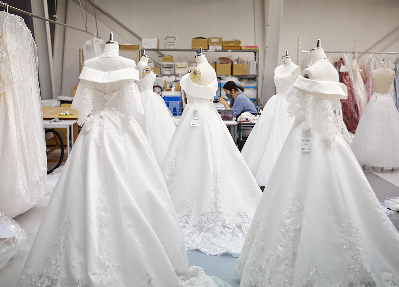 アルファブランカのドレスは日本の感性が映える、繊細な針仕事で仕立てたものです。